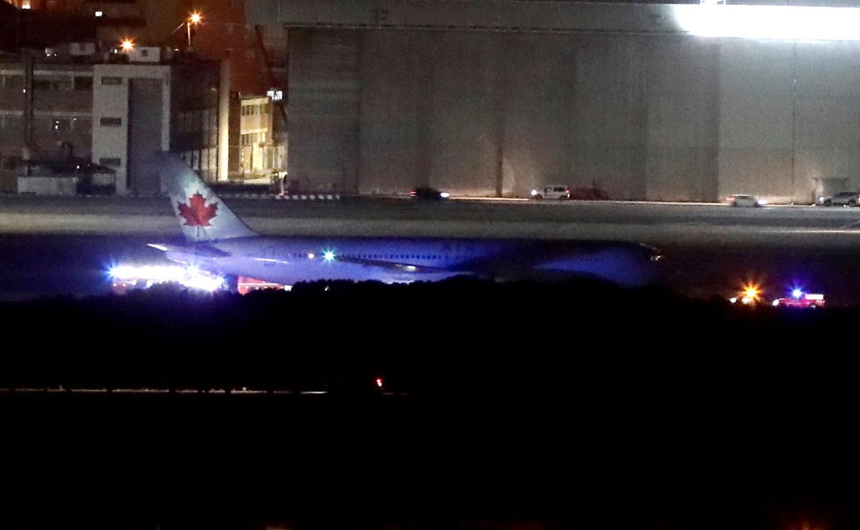 El Boeing de Air Canadá tras el aterrizaje de emergencia en el aeropuerto Adolfo Suárez Madrid-Barajas.