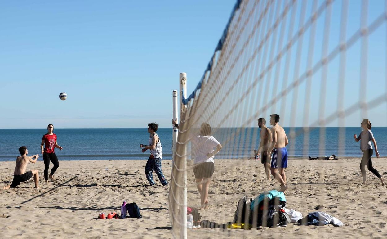 Unos jóvenes, jugando en la playa el pasado viernes.