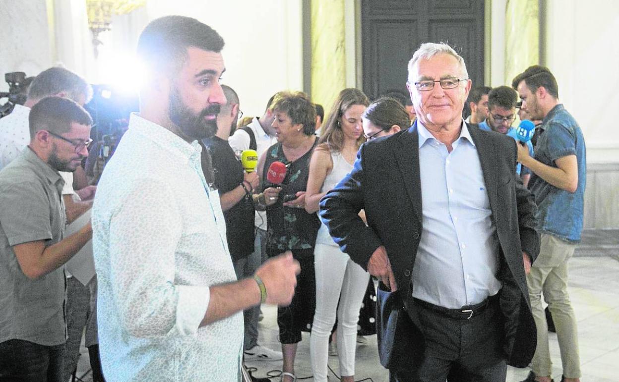 El concejal de Cultura Festiva, Pere Fuset, y el alcalde de Valencia, Joan Ribó.