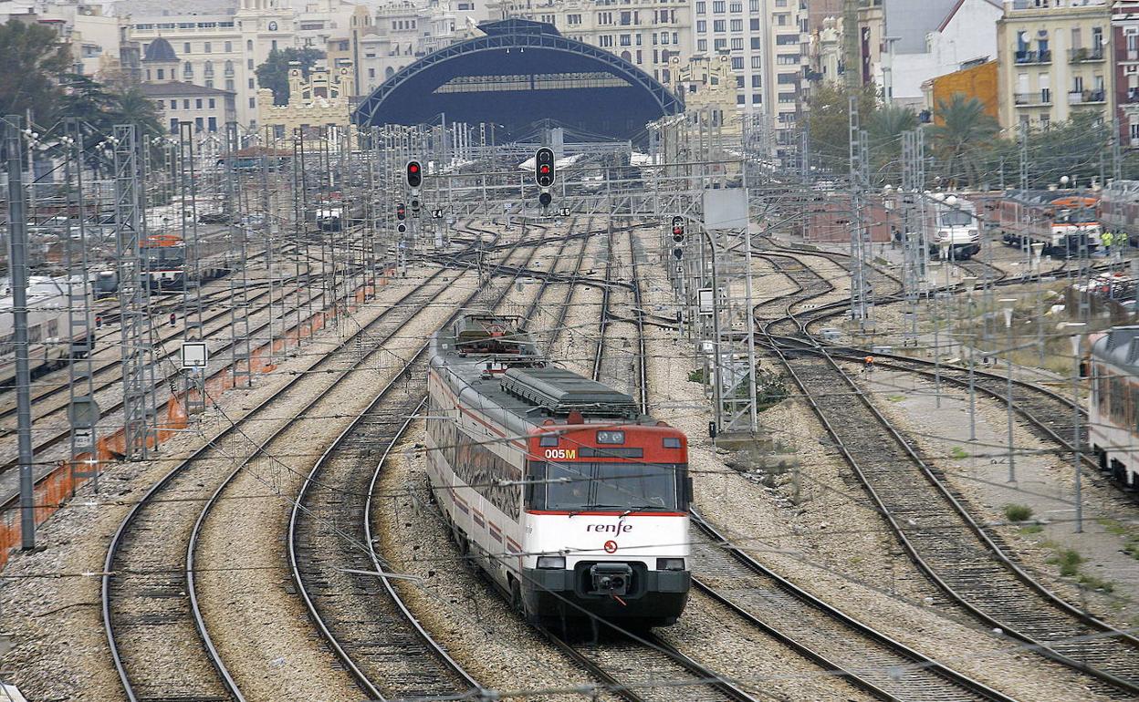 Un tren de Cercanías, en la playa de vías de la estación del Norte.