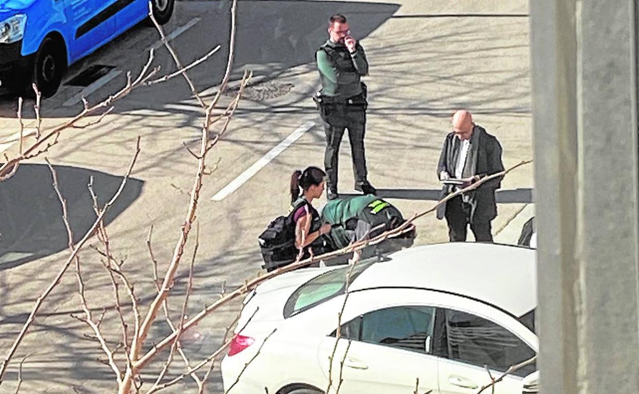 Agentes de la Guardia Civil inspeccionan el vehículo de uno de los investigados en Valencia. 