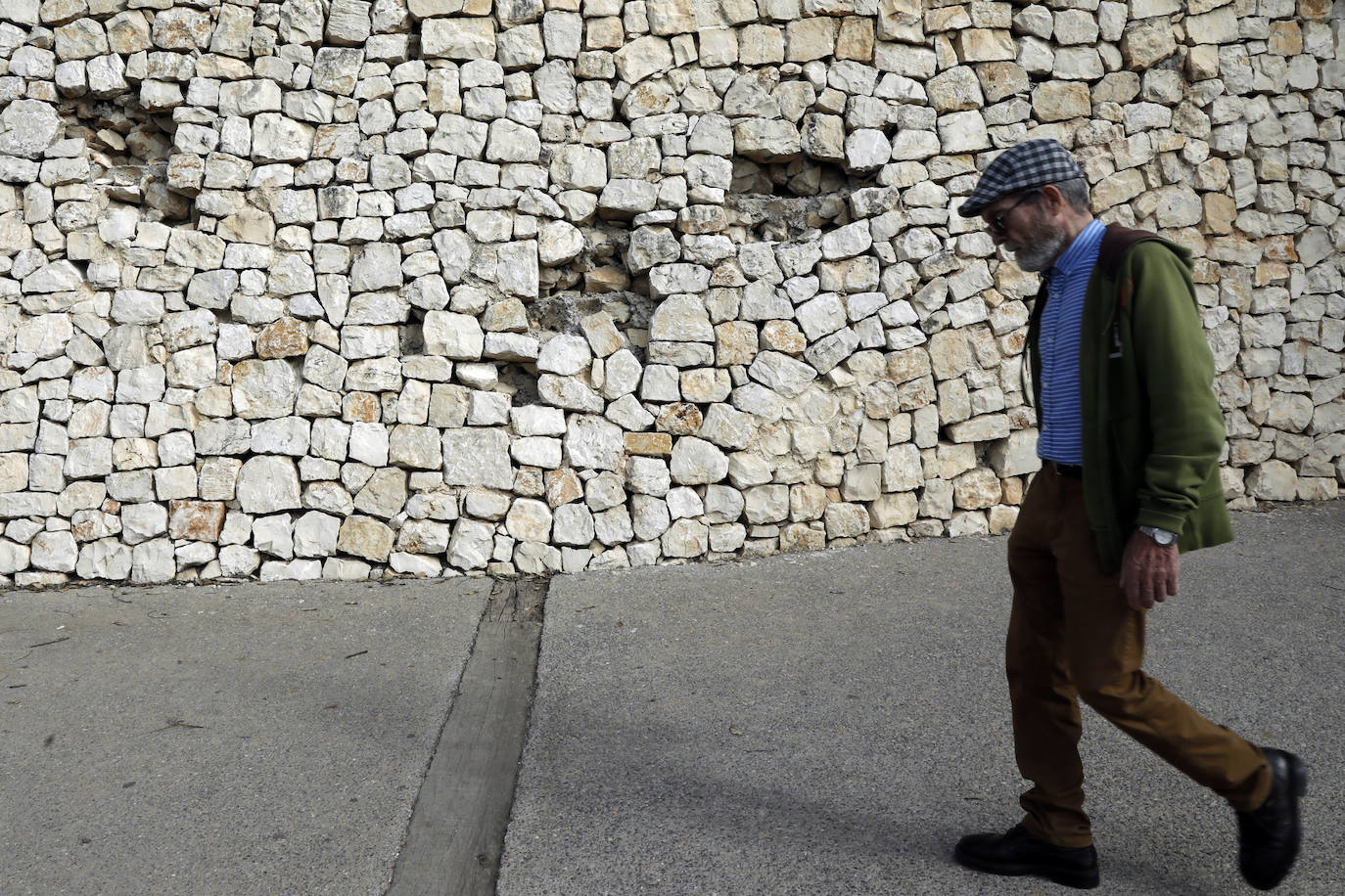 Fotos: Desperfectos en el muro de piedra del parque de Cabecera de Valencia