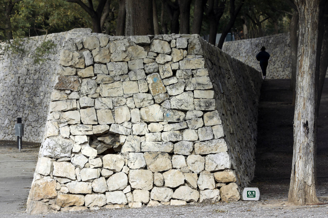 Fotos: Desperfectos en el muro de piedra del parque de Cabecera de Valencia