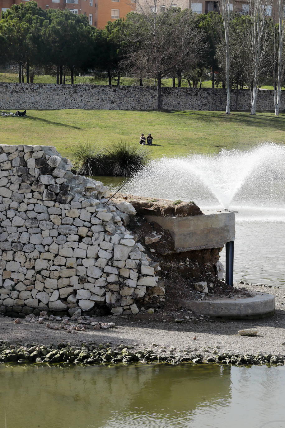 Fotos: Desperfectos en el muro de piedra del parque de Cabecera de Valencia