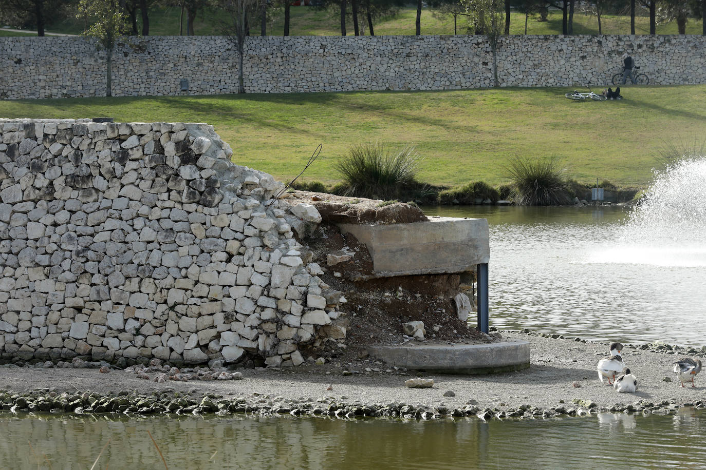 Fotos: Desperfectos en el muro de piedra del parque de Cabecera de Valencia