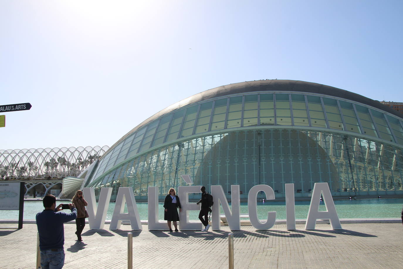 El Ayuntamiento instala las letras con el nombre de la ciudad en la parte trasera del Hemisfèric con el objetivo de sumarse a la campaña de otras ciudades. Las ocho letras mayúsculas guardan el estilo utilizado por CACSA para situar, en la parte frontal de los edificios de la Ciudad de las Artes y de las Ciencias, el nombre de cada uno de ellos. Así, la concejalía de Turismo se sumó en la pasada legislatura a seguir el ejemplo de urbes como Ámsterdam, Vitora o Gijón, entre otros, para tener un punto fotográfico en el cap i casal. La altura de cada elemento es de 1,80 metros y por las noches de iluminará con un sistema led para hacerse más llamativo. El montaje ocupa casi 11 metros de longitud y se podrían desmontar si fuera necesario, según precia el Ayuntamiento. La idea del Consistorio es aprovechar los dos millones de personas que se acercan a este enclave para sumar más presencia de la ciudad en redes sociales.