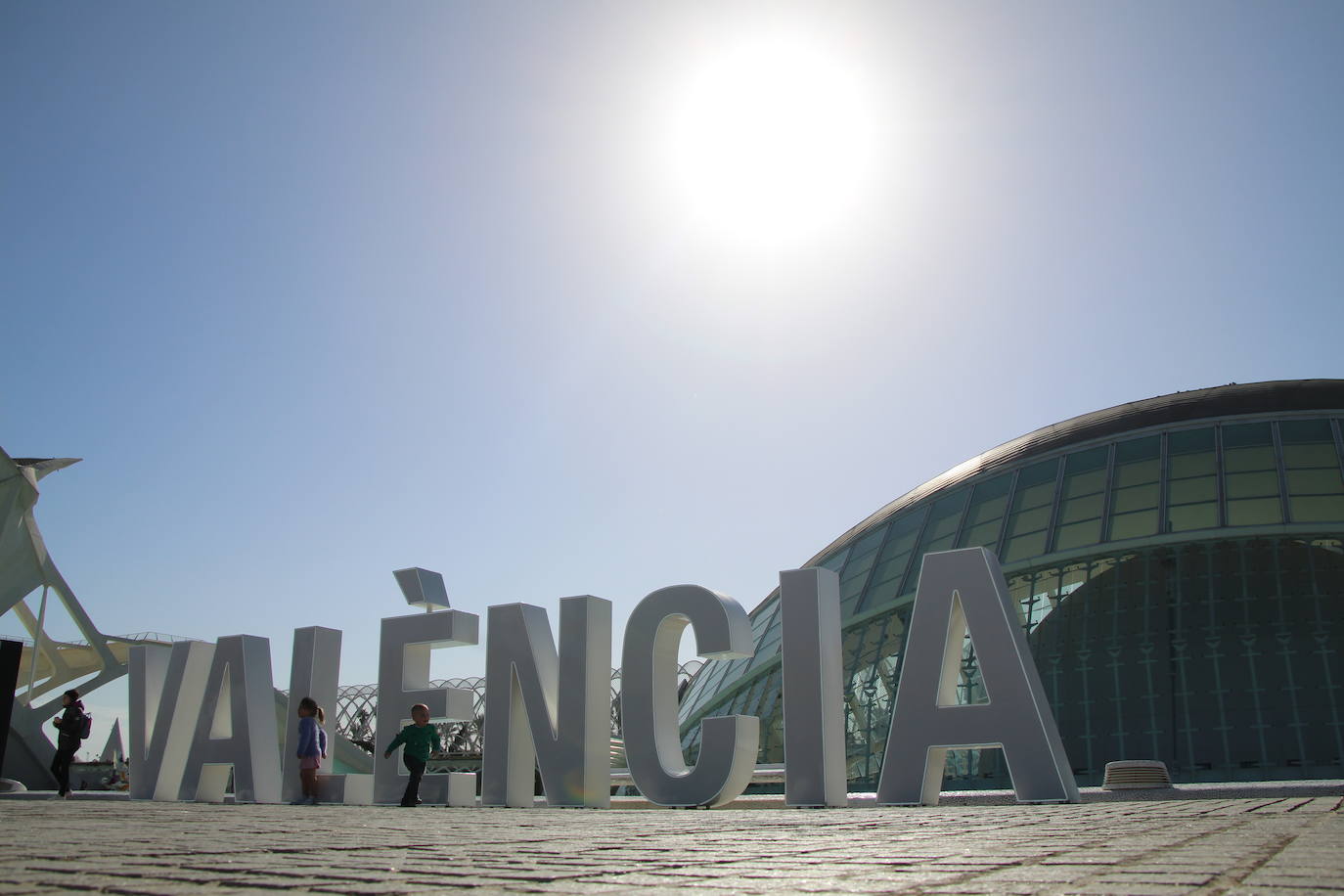 El Ayuntamiento instala las letras con el nombre de la ciudad en la parte trasera del Hemisfèric con el objetivo de sumarse a la campaña de otras ciudades. Las ocho letras mayúsculas guardan el estilo utilizado por CACSA para situar, en la parte frontal de los edificios de la Ciudad de las Artes y de las Ciencias, el nombre de cada uno de ellos. Así, la concejalía de Turismo se sumó en la pasada legislatura a seguir el ejemplo de urbes como Ámsterdam, Vitora o Gijón, entre otros, para tener un punto fotográfico en el cap i casal. La altura de cada elemento es de 1,80 metros y por las noches de iluminará con un sistema led para hacerse más llamativo. El montaje ocupa casi 11 metros de longitud y se podrían desmontar si fuera necesario, según precia el Ayuntamiento. La idea del Consistorio es aprovechar los dos millones de personas que se acercan a este enclave para sumar más presencia de la ciudad en redes sociales.