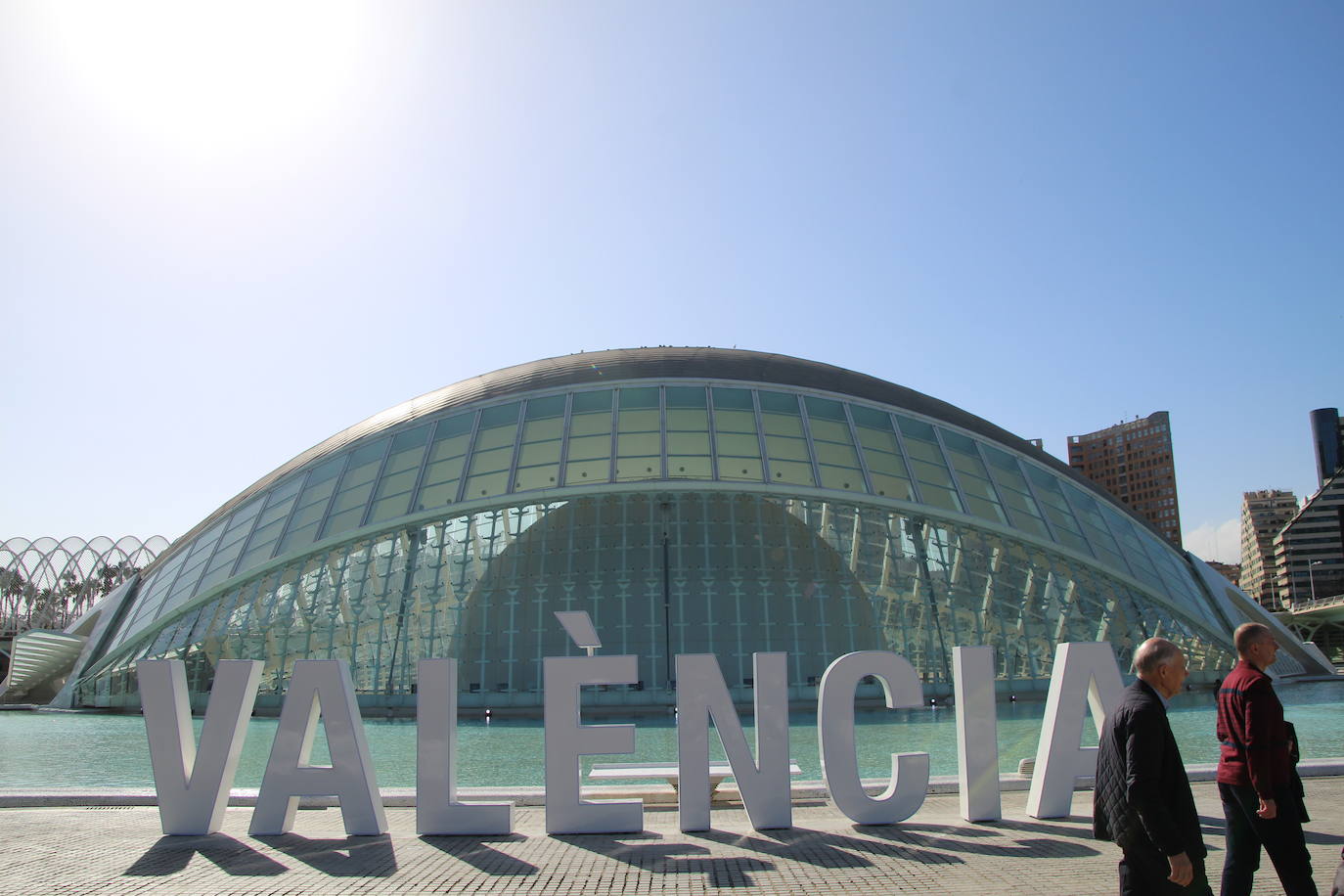 El Ayuntamiento instala las letras con el nombre de la ciudad en la parte trasera del Hemisfèric con el objetivo de sumarse a la campaña de otras ciudades. Las ocho letras mayúsculas guardan el estilo utilizado por CACSA para situar, en la parte frontal de los edificios de la Ciudad de las Artes y de las Ciencias, el nombre de cada uno de ellos. Así, la concejalía de Turismo se sumó en la pasada legislatura a seguir el ejemplo de urbes como Ámsterdam, Vitora o Gijón, entre otros, para tener un punto fotográfico en el cap i casal. La altura de cada elemento es de 1,80 metros y por las noches de iluminará con un sistema led para hacerse más llamativo. El montaje ocupa casi 11 metros de longitud y se podrían desmontar si fuera necesario, según precia el Ayuntamiento. La idea del Consistorio es aprovechar los dos millones de personas que se acercan a este enclave para sumar más presencia de la ciudad en redes sociales.