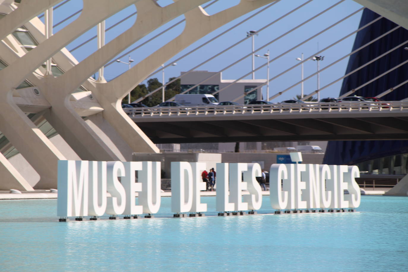 El Ayuntamiento instala las letras con el nombre de la ciudad en la parte trasera del Hemisfèric con el objetivo de sumarse a la campaña de otras ciudades. Las ocho letras mayúsculas guardan el estilo utilizado por CACSA para situar, en la parte frontal de los edificios de la Ciudad de las Artes y de las Ciencias, el nombre de cada uno de ellos. Así, la concejalía de Turismo se sumó en la pasada legislatura a seguir el ejemplo de urbes como Ámsterdam, Vitora o Gijón, entre otros, para tener un punto fotográfico en el cap i casal. La altura de cada elemento es de 1,80 metros y por las noches de iluminará con un sistema led para hacerse más llamativo. El montaje ocupa casi 11 metros de longitud y se podrían desmontar si fuera necesario, según precia el Ayuntamiento. La idea del Consistorio es aprovechar los dos millones de personas que se acercan a este enclave para sumar más presencia de la ciudad en redes sociales.