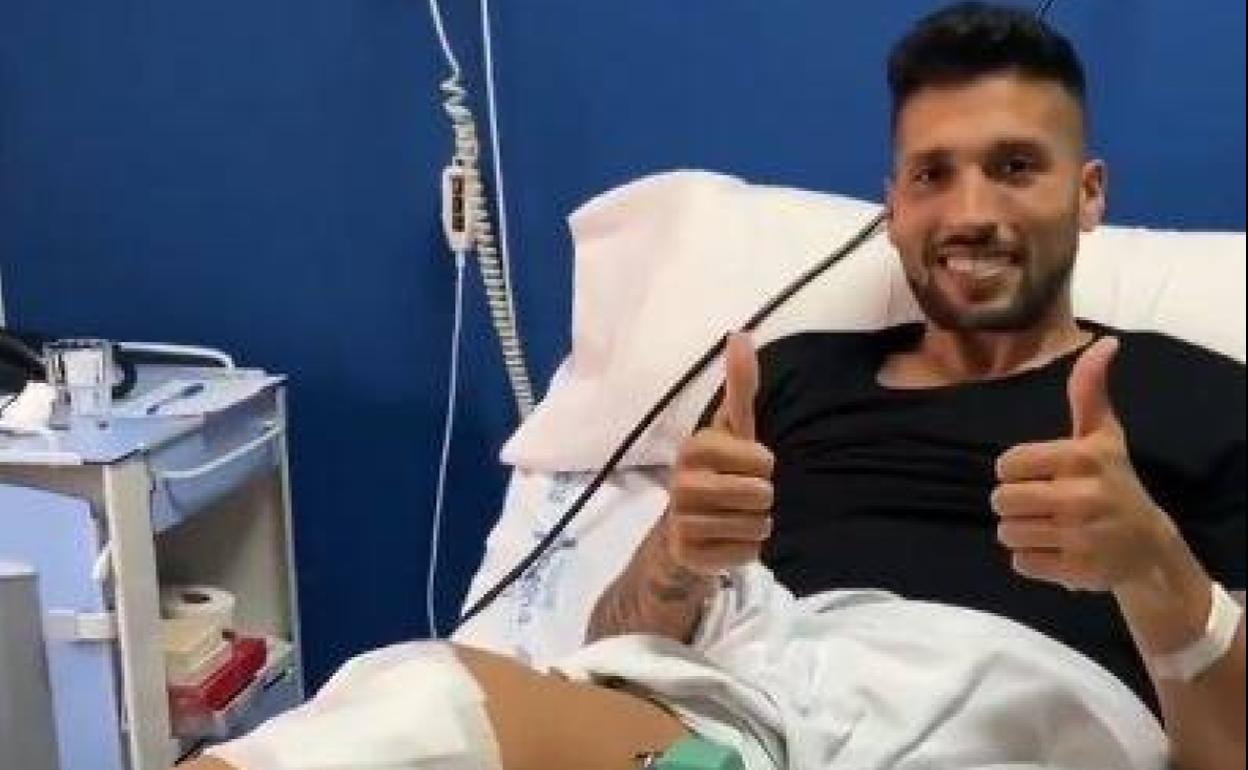 Ezequiel Garay posa en la cama del hospital. 