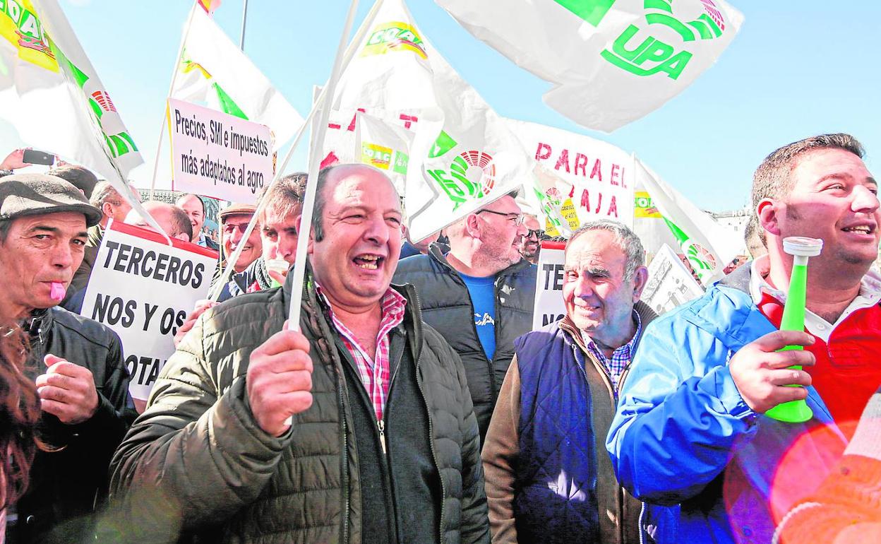 Agricultores en la manifestación de ayer frente al Ministerio de Agricultura en Madrid. 