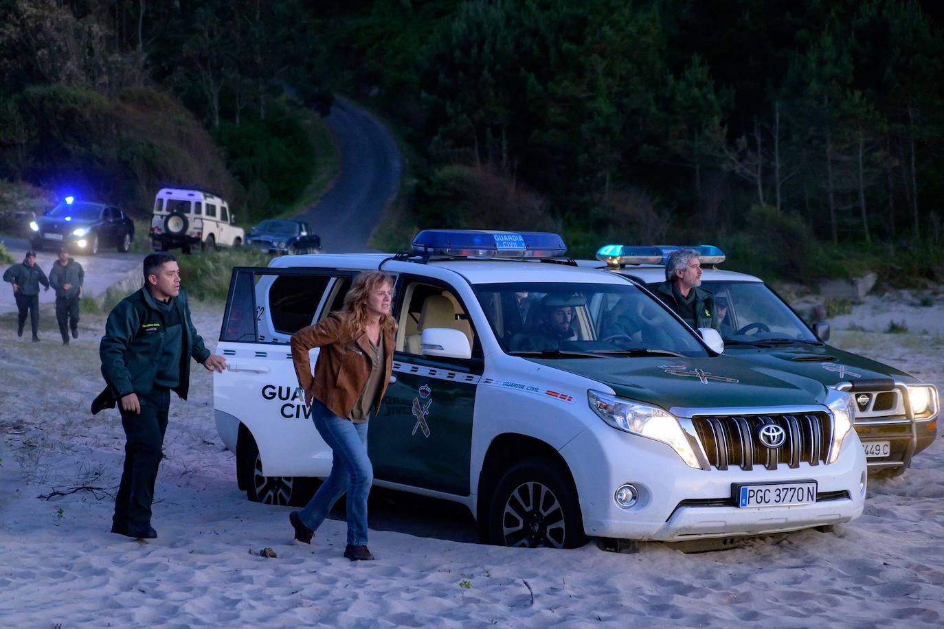 Es la primera noche de carnaval o 'entroido' en la isla de Néboa, cuando aparece el cadáver de una adolescente en O Burato do Demo, un lugar rodeado de leyendas: en esa misma cueva ya habían aparecido cuerpos asesinados de la misma forma, en 1919 y en 1989. En ambas ocasiones, estos crímenes iniciaron una serie de cinco asesinatos durante los ocho días de carnaval. Asesinatos que nunca se llegaron a resolver.