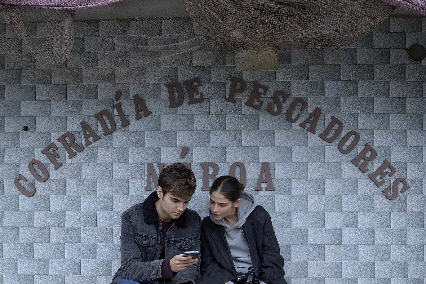 Es la primera noche de carnaval o 'entroido' en la isla de Néboa, cuando aparece el cadáver de una adolescente en O Burato do Demo, un lugar rodeado de leyendas: en esa misma cueva ya habían aparecido cuerpos asesinados de la misma forma, en 1919 y en 1989. En ambas ocasiones, estos crímenes iniciaron una serie de cinco asesinatos durante los ocho días de carnaval. Asesinatos que nunca se llegaron a resolver.