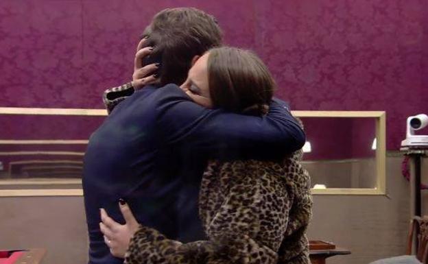 El abrazo entre Antonio David y su hija, Rocío Flores, cuando le visitó en la casa de 'GH VIP7'. 