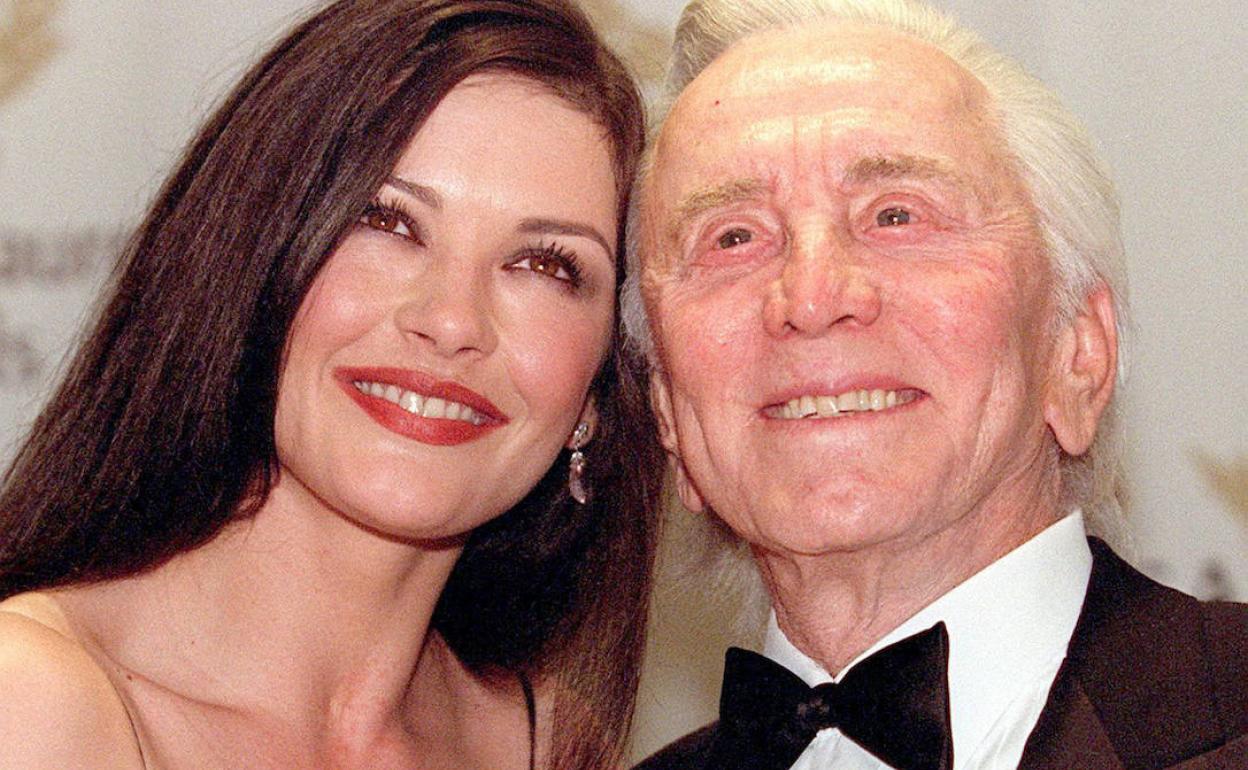 Catherine Zeta Jones junto a su suegro, Kirk Douglas, en una imagen de 2001.