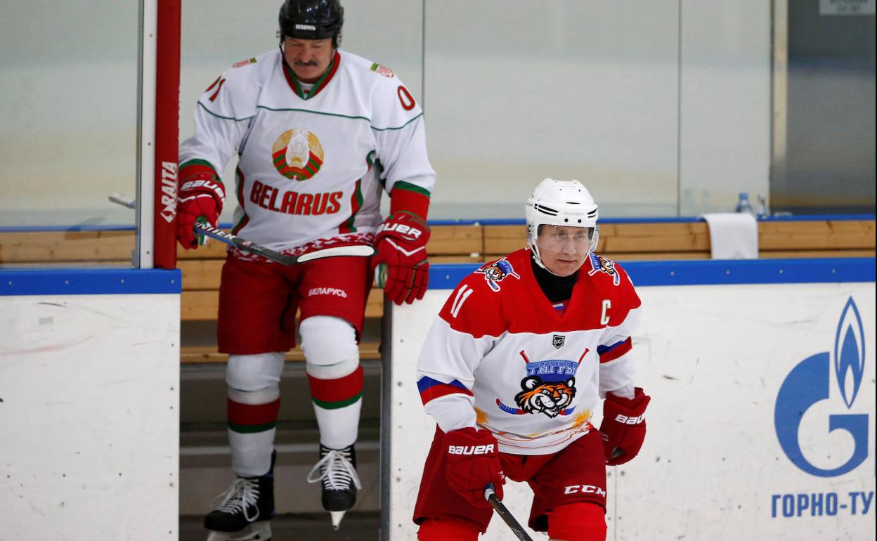 Alexandr Lukashenko y Vladimir Putin saltan al hielo para jugar un partido de hochey en la ciudad rusa de Sochi.