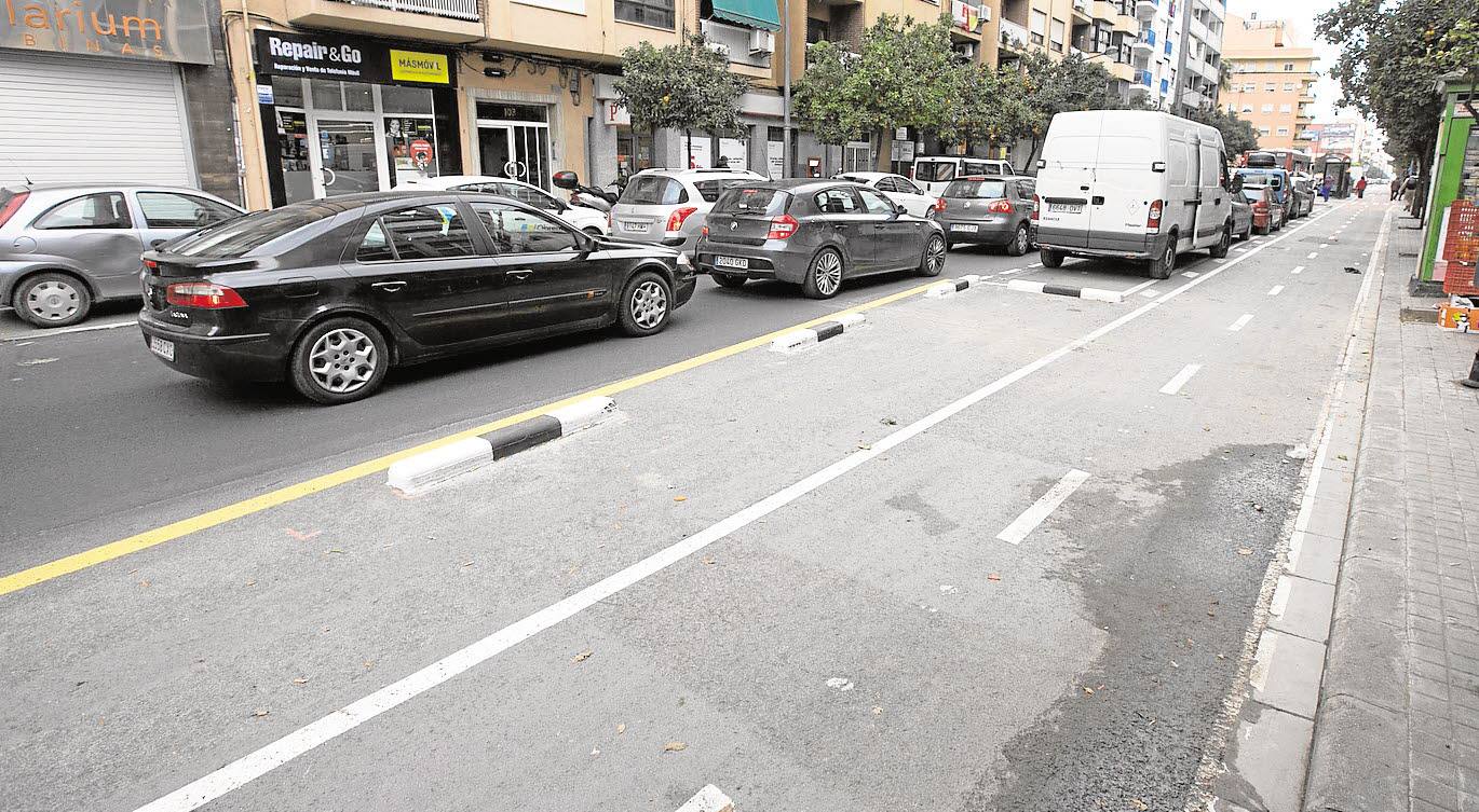 Otra de las arterias de la ciudad de Valencia, la avenida de Burjassot, perdió uno de sus carriles para la habilitación de un carril bici. De nuevo, la circulación se hacía más complicada para los vehículos a motor y también para los personas que se convierten en peatones tras aparcar.