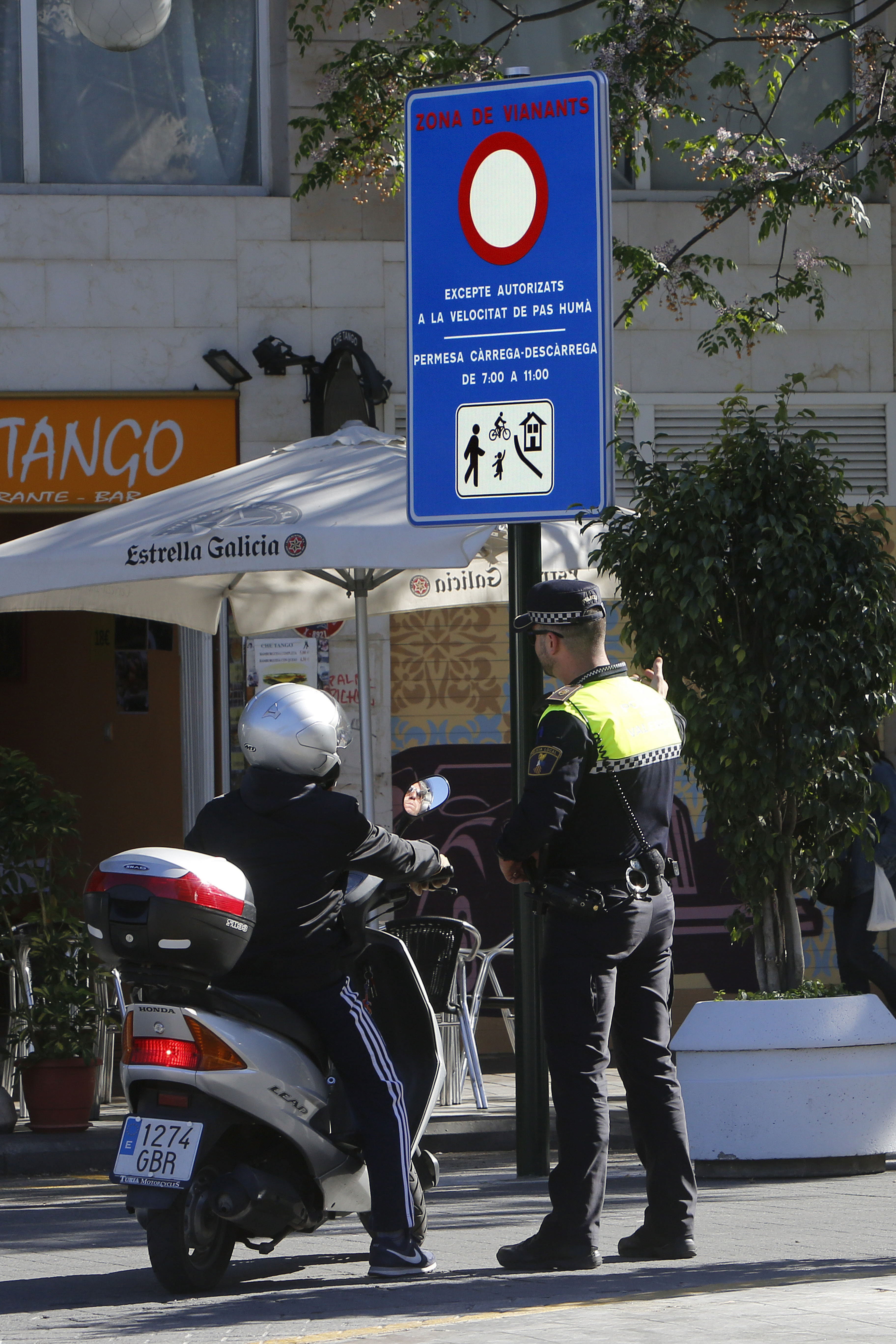 Calle Serranos de Valencia. Una de las primeras polémicas de Movilidad. En la pasada legislatura fue peatonalizada en 2016 y supuso el primer paso del polémico cierre del centro histórico al tráfico de vehículos. Comerciantes y hostelereos han condenado este cierre.