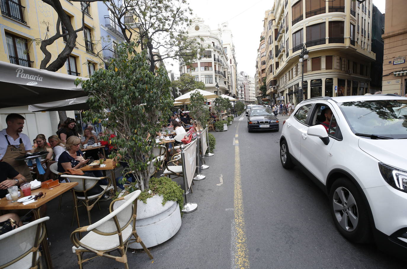 En 2016 comenzó la transformación del entorno de La Lonja, cuando entre otros cambios se peatonalizó parte de la avenida María Cristina. «Ha supuesto un grave perjuicio a la accesibilidad al Mercado Central», comenta la Asociación de Comerciantes del Centro Histórico.