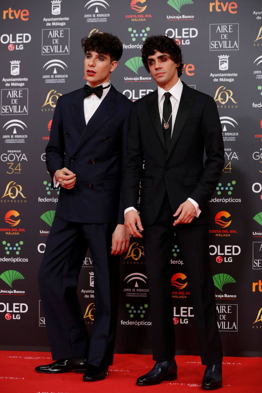 Javier Calvo y Javier Ambrossi -en la imagen- dirigen 'Veneno', una ficción inspirada en las memorias oficiales de Cristina Ortiz ('¡Digo! Ni puta ni santa'), uno de los iconos LGTBI más importantes y populares de España. La serie, que será emitida por Atresmedia, estará compuesta por capítulos de 50 minutos de duración. Adorada por su carisma y su forma de expresarse libre, deslenguada y divertida, La Veneno alcanzó la popularidad gracias a sus apariciones televisivas en los años 90. Sin embargo, su vida y sobre todo su muerte siguen siendo un enigma.