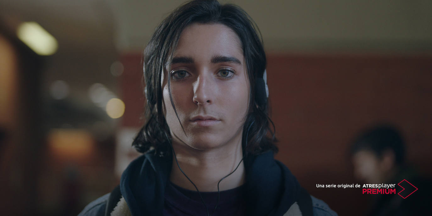 Javier Calvo y Javier Ambrossi dirigen 'Veneno', una ficción inspirada en las memorias oficiales de Cristina Ortiz ('¡Digo! Ni puta ni santa'), uno de los iconos LGTBI más importantes y populares de España. La serie, que será emitida por Atresmedia, estará compuesta por capítulos de 50 minutos de duración. Adorada por su carisma y su forma de expresarse libre, deslenguada y divertida, La Veneno alcanzó la popularidad gracias a sus apariciones televisivas en los años 90. Sin embargo, su vida y sobre todo su muerte siguen siendo un enigma.