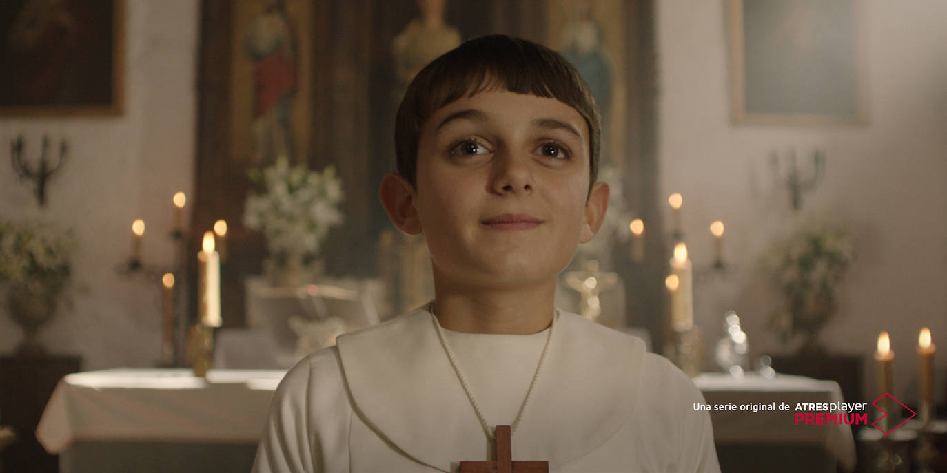 Javier Calvo y Javier Ambrossi dirigen 'Veneno', una ficción inspirada en las memorias oficiales de Cristina Ortiz ('¡Digo! Ni puta ni santa'), uno de los iconos LGTBI más importantes y populares de España. La serie, que será emitida por Atresmedia, estará compuesta por capítulos de 50 minutos de duración. Adorada por su carisma y su forma de expresarse libre, deslenguada y divertida, La Veneno alcanzó la popularidad gracias a sus apariciones televisivas en los años 90. Sin embargo, su vida y sobre todo su muerte siguen siendo un enigma.