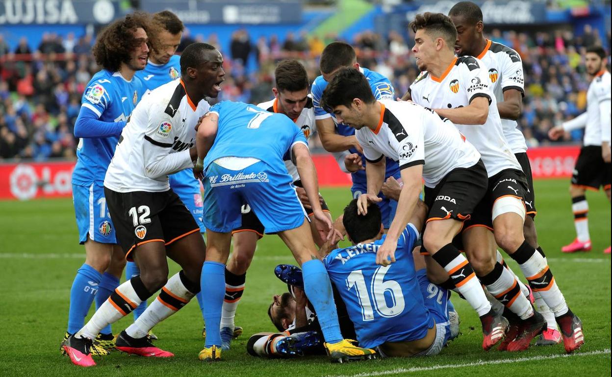 Los jugadores del Getafe y el Valencia se enzarzan después de una entrada sobre Gayà