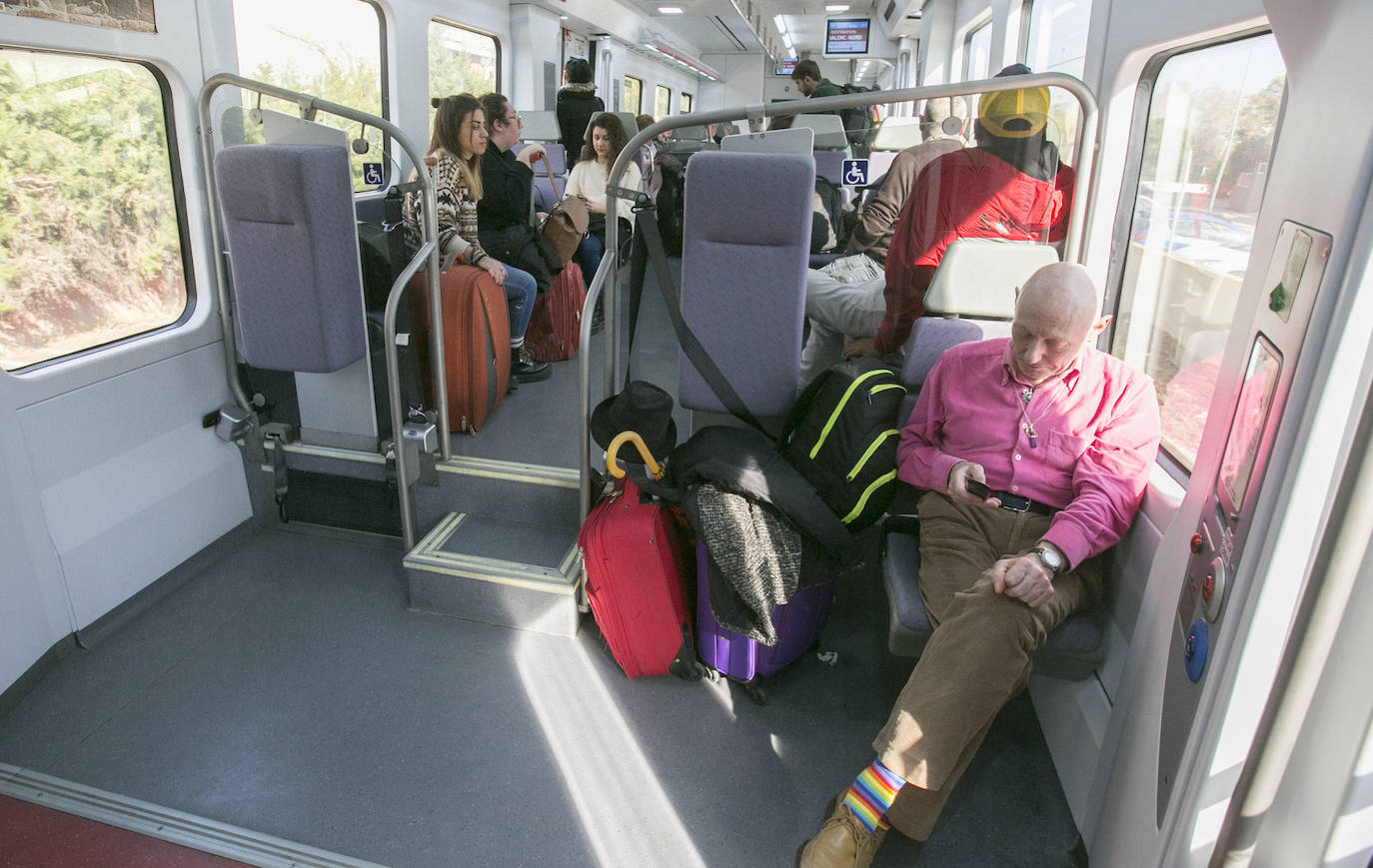 Un usuario del tren consulta el móvil de camino a Valencia. D. Torres