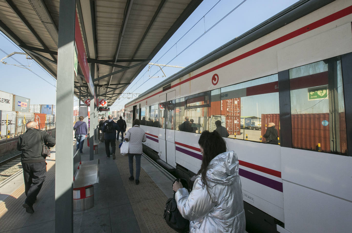 Viajeros, a su llegada a la estación de Silla.