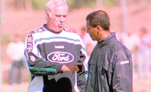 Aragonés y Romario, durante la famosa bronca en Paterna. EFE/MANUEL BRUQUE