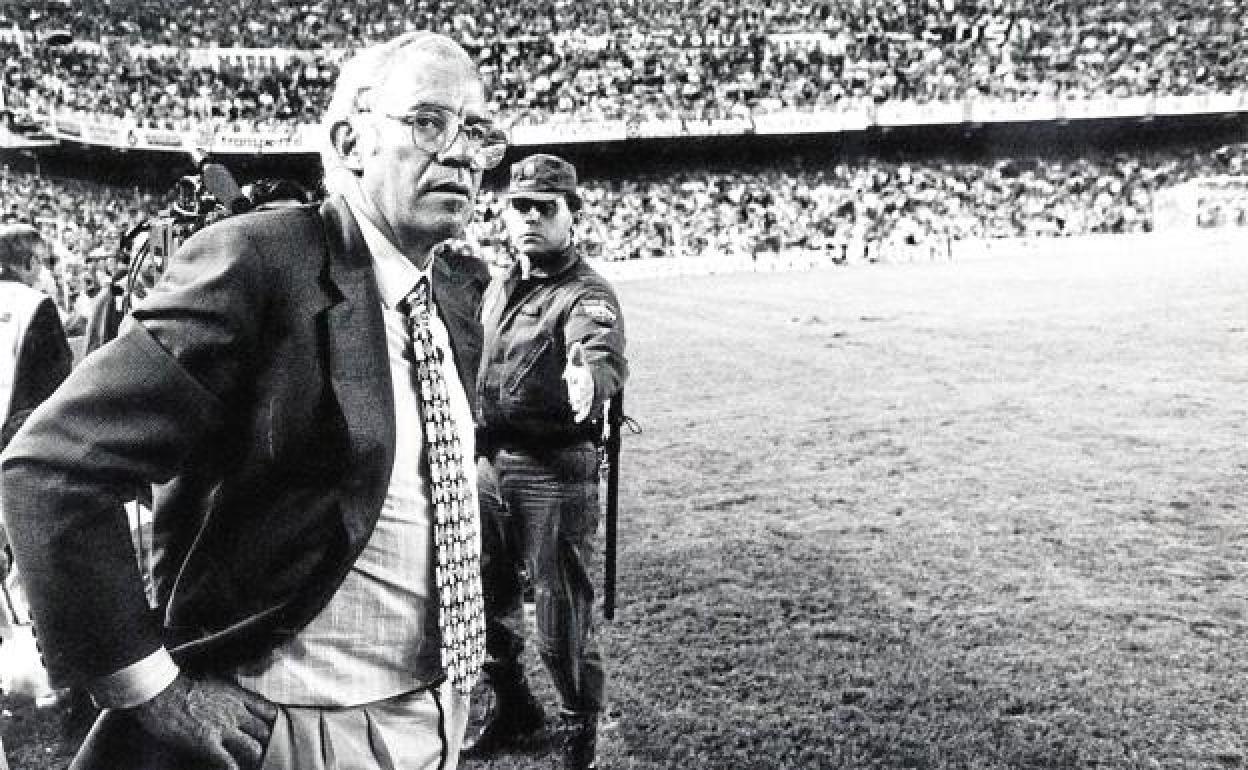 Luis Aragonés, en un partido en Mestalla