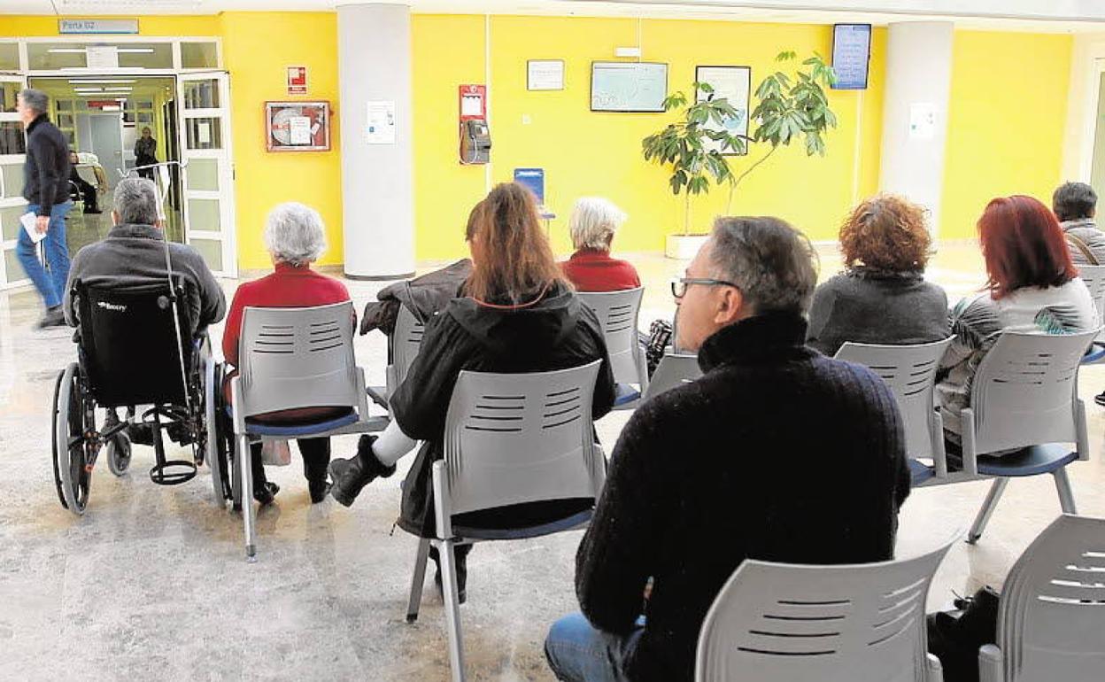 Usuarios en la sala de espera de un hospital valenciano