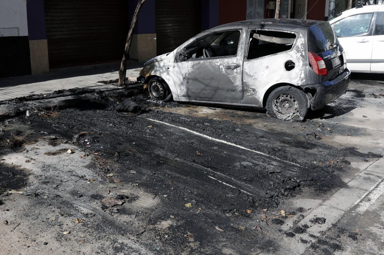 Uno de los coches quemados. 