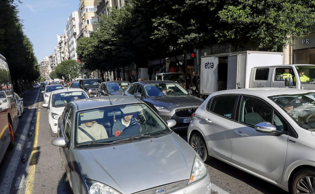 Atasco de coches en la calle Colón de Valencia.