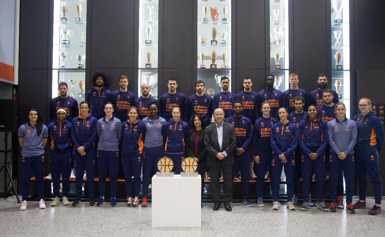 Las plantillas maculina y femenina del Valencia Basket posan con los dos trofeos al esfuerzo de la temporada 2019-2020 