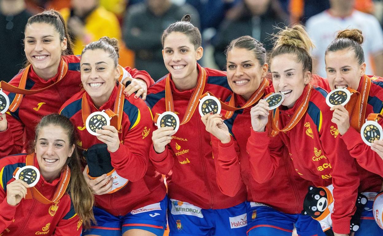 Las jugadoras de la selección española celebran su plata en el Mundial de balonmano de Japón el pasado mes de diciembre.