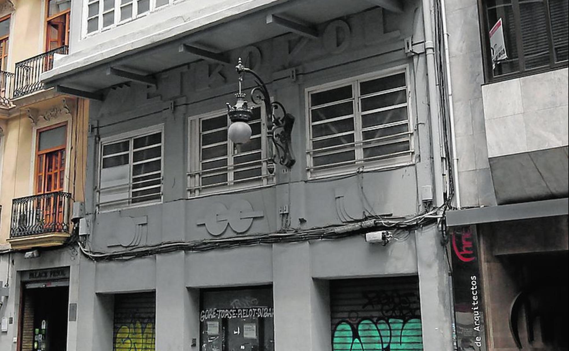 Edificio del antiguo Metropol, en la calle Hernán Cortés.