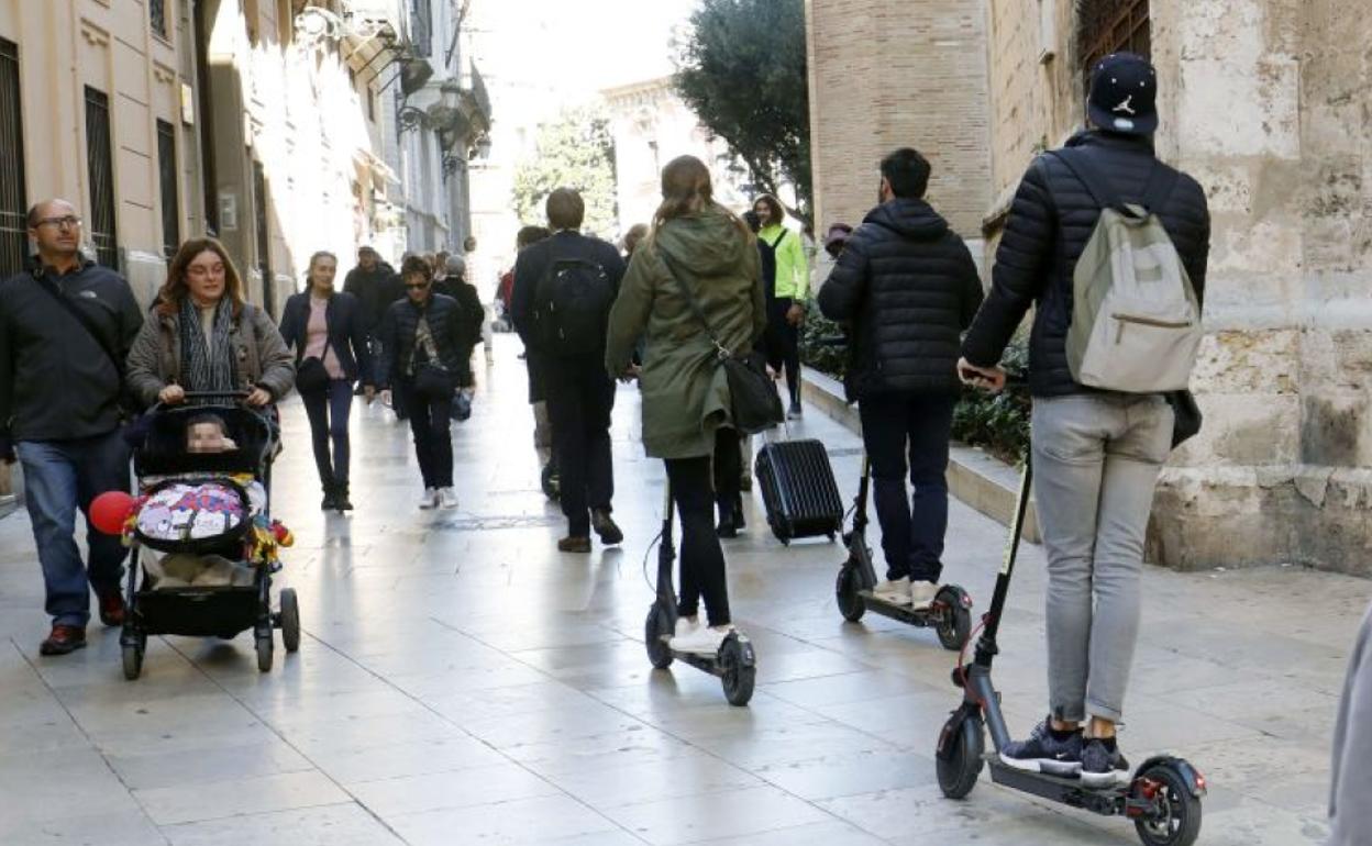 Patinetes eléctricos en el centro de Valencia.