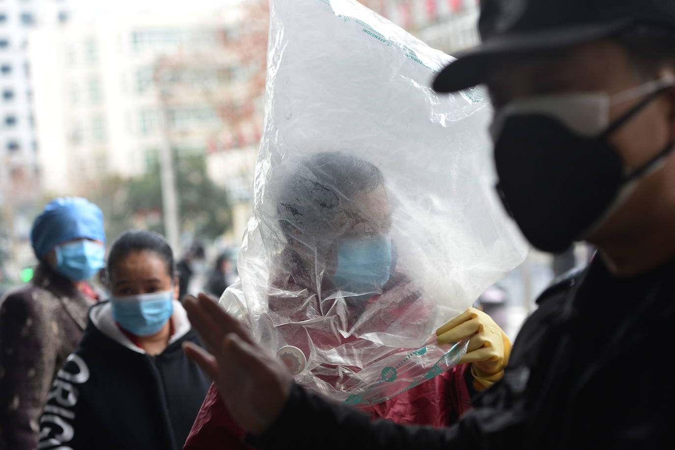 Desde el 11 de enero, cuando se anunció la primera muerte debida al nuevo virus, la epidemia ha matado a 1.016 personas en China continental, según un balance oficial publicado este martes