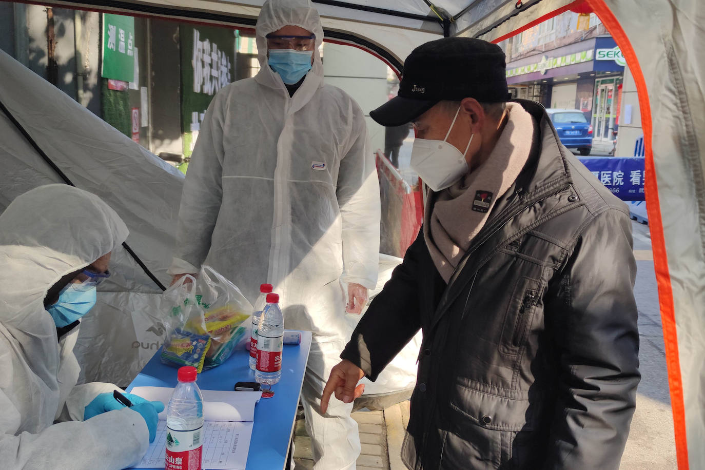 Desde el 11 de enero, cuando se anunció la primera muerte debida al nuevo virus, la epidemia ha matado a 1.016 personas en China continental, según un balance oficial publicado este martes