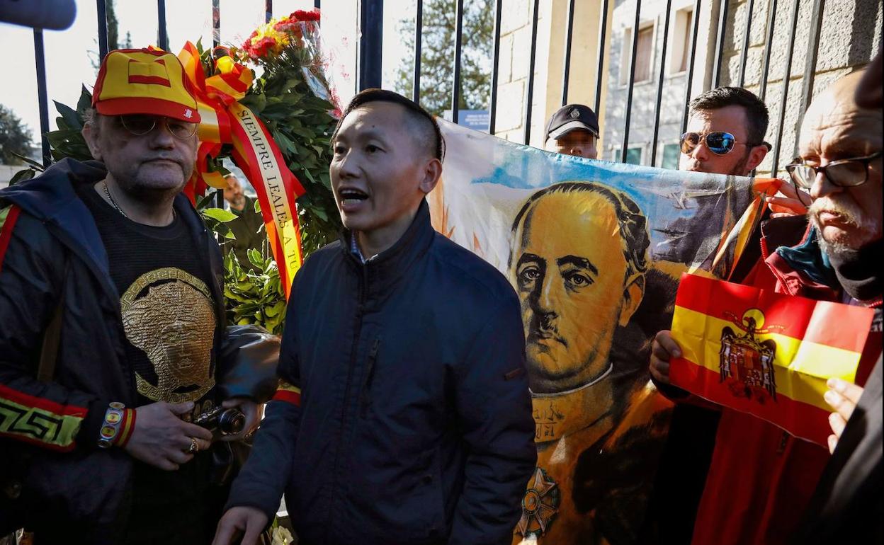 Concentración a las puertas del cementerio de Mingorrubio durante la exhumación de Franco.