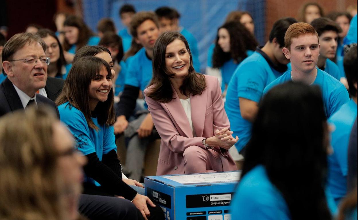 La reina Letizia, acompañada por el president de la Generalitat, Ximo Puig, hablando con estudiantes, en el acto previo al libramiento del premio a la investigación científica en la UPV.