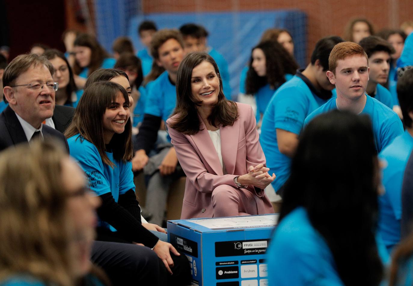 La Reina Letizia ha presidido este miércoles en la Universidad Politécnica de Valencia (UPV) el premio de la Fundación Princesa de Girona a la investigación. Antes de acudir al libramiento del premio, Doña Letizia ha asistido a la presentación del reto emprendedor por parte de equipos en los que han participado alrededor de 300 estudiantes de la universidad. 