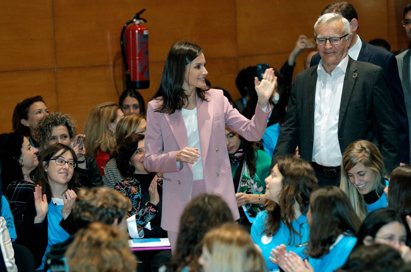 La Reina Letizia ha presidido este miércoles en la Universidad Politécnica de Valencia (UPV) el premio de la Fundación Princesa de Girona a la investigación. Antes de acudir al libramiento del premio, Doña Letizia ha asistido a la presentación del reto emprendedor por parte de equipos en los que han participado alrededor de 300 estudiantes de la universidad. 