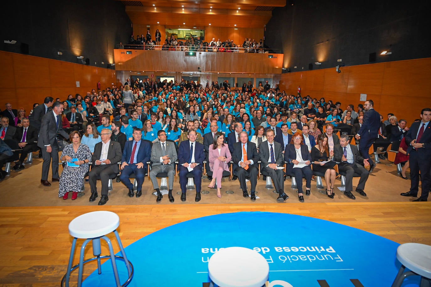 La Reina Letizia ha presidido este miércoles en la Universidad Politécnica de Valencia (UPV) el premio de la Fundación Princesa de Girona a la investigación. Antes de acudir al libramiento del premio, Doña Letizia ha asistido a la presentación del reto emprendedor por parte de equipos en los que han participado alrededor de 300 estudiantes de la universidad. 