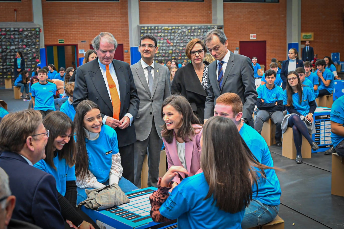 La Reina Letizia ha presidido este miércoles en la Universidad Politécnica de Valencia (UPV) el premio de la Fundación Princesa de Girona a la investigación. Antes de acudir al libramiento del premio, Doña Letizia ha asistido a la presentación del reto emprendedor por parte de equipos en los que han participado alrededor de 300 estudiantes de la universidad. 