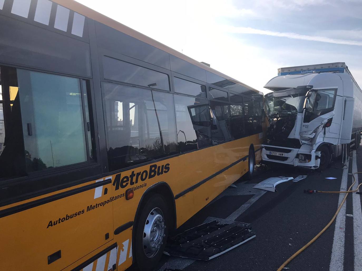 El choque ha tenido lugar en la mañana de este jueves en el kilómetro uno de la N-220 y ha ocasionado hasta dos kilómetros de atasco en dirección hacia el aeropuerto.