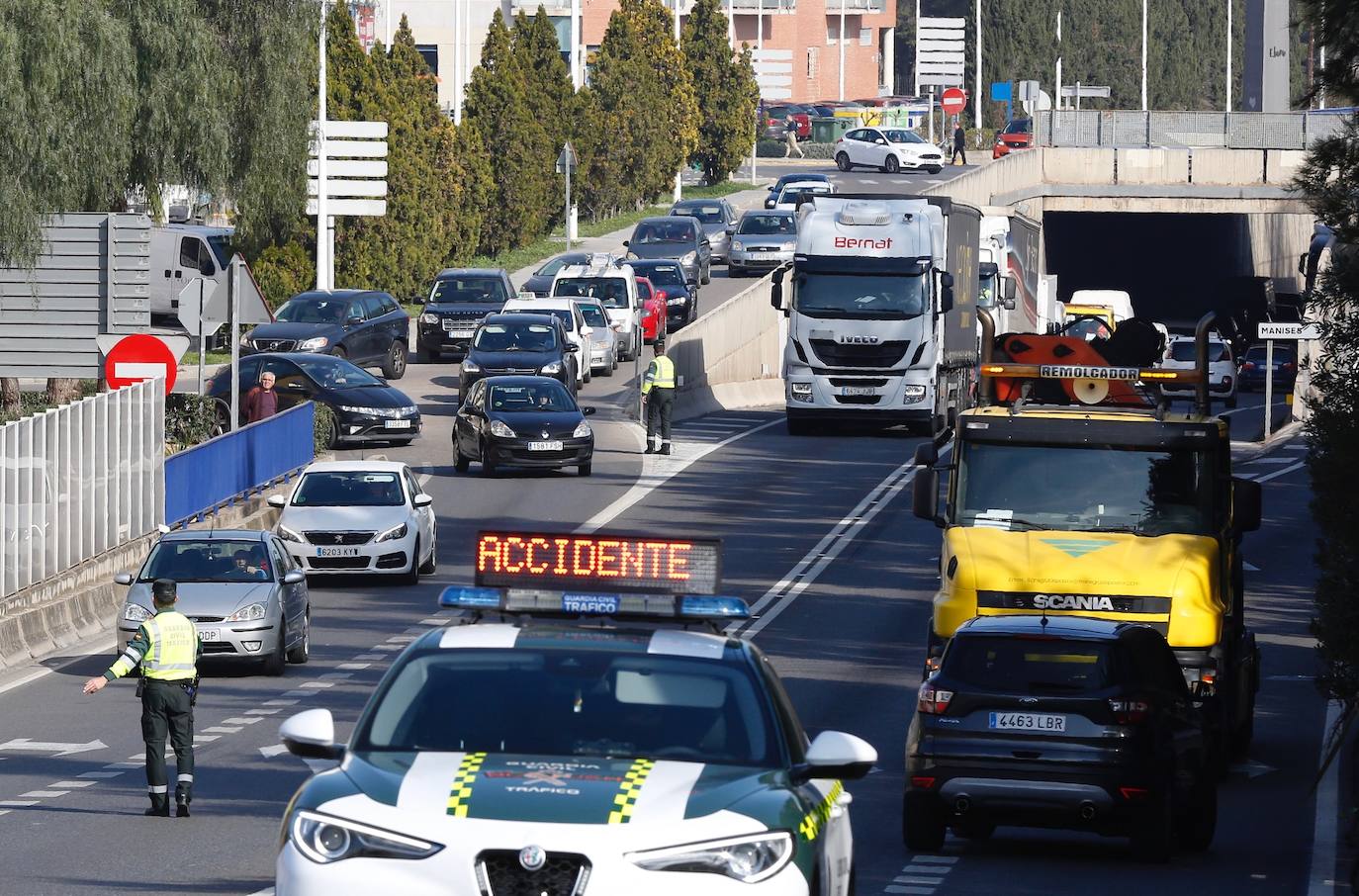 El choque ha tenido lugar en la mañana de este jueves en el kilómetro uno de la N-220 y ha ocasionado hasta dos kilómetros de atasco en dirección hacia el aeropuerto.