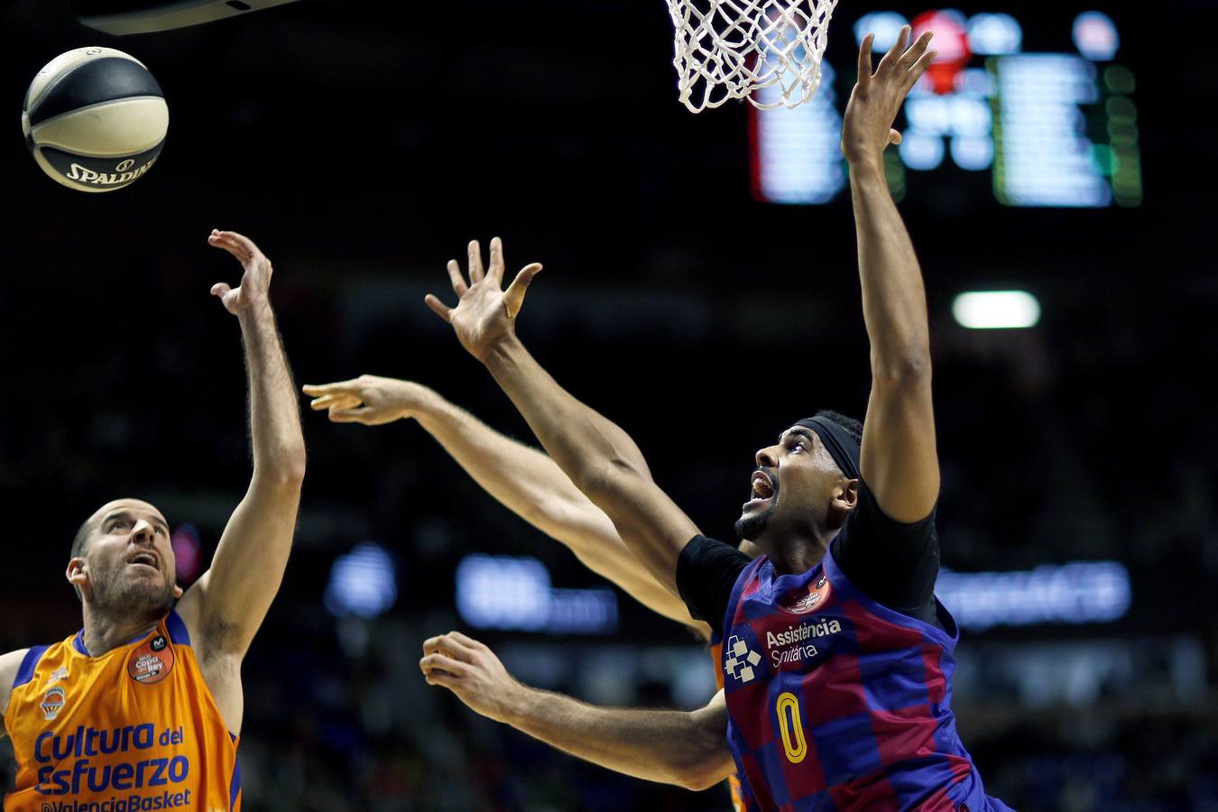 El Valencia Basket da la sorpresa en Copa y supera al Barcelona.