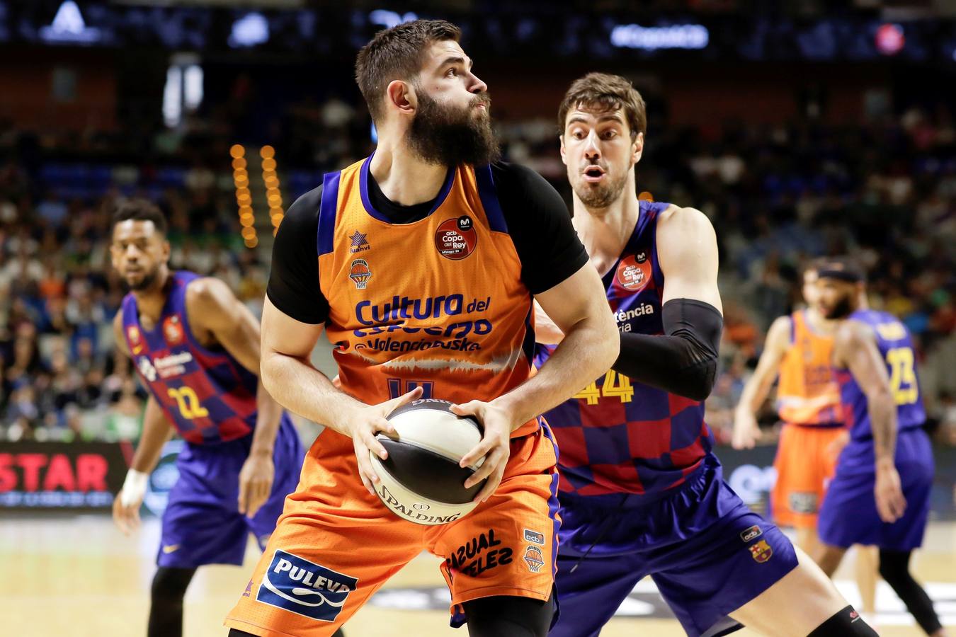 El Valencia Basket da la sorpresa en Copa y supera al Barcelona.